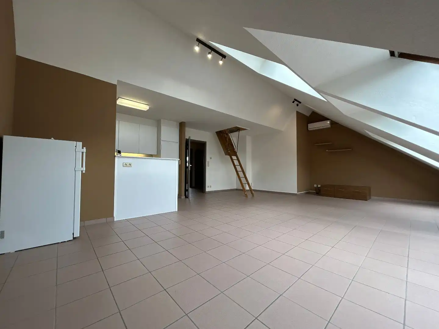 Ruim en lichtrijk dakappartement in Wespelaar centrum foto 2