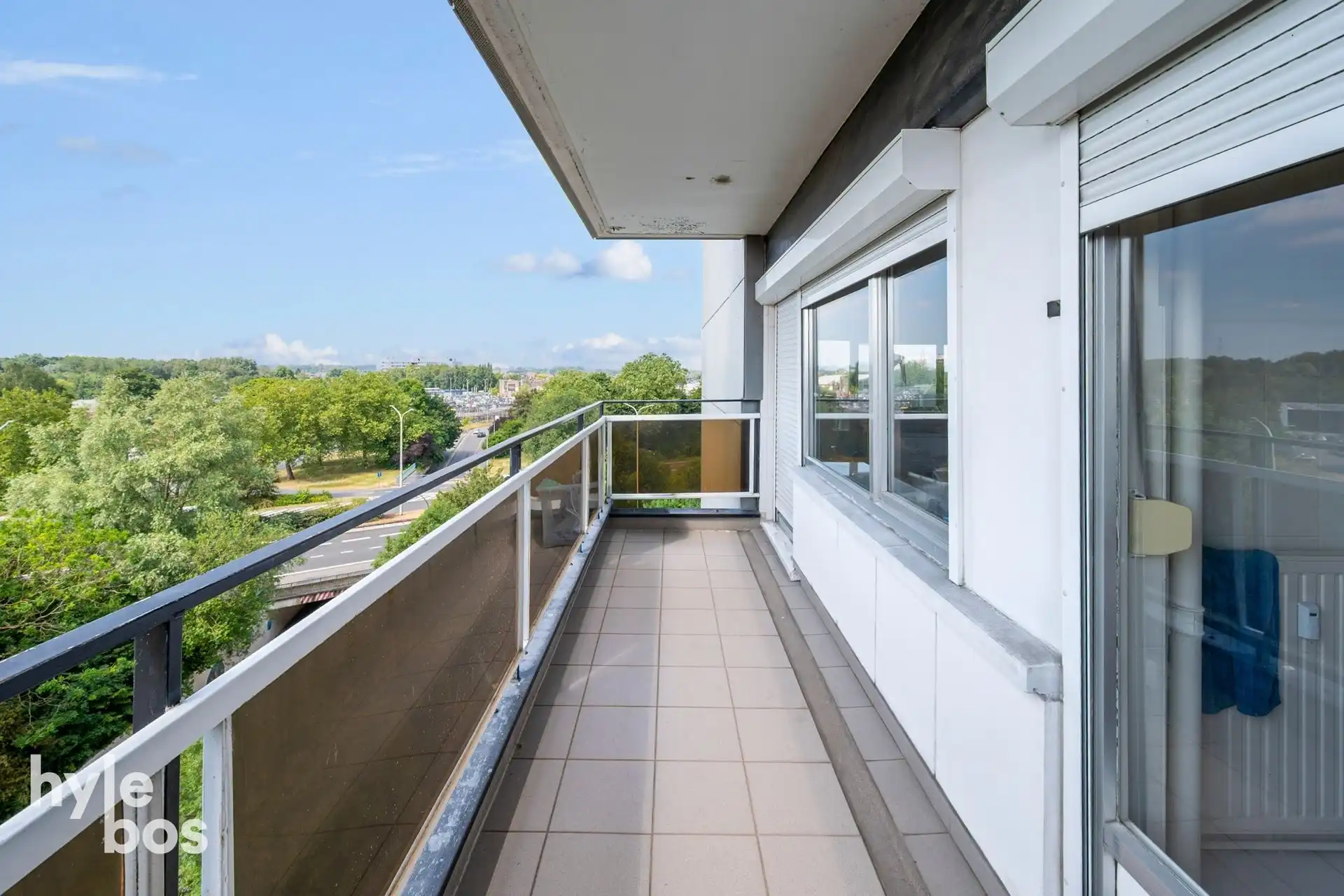 Ruim instapklaar 2 slaapkamer appartement met garage foto 14