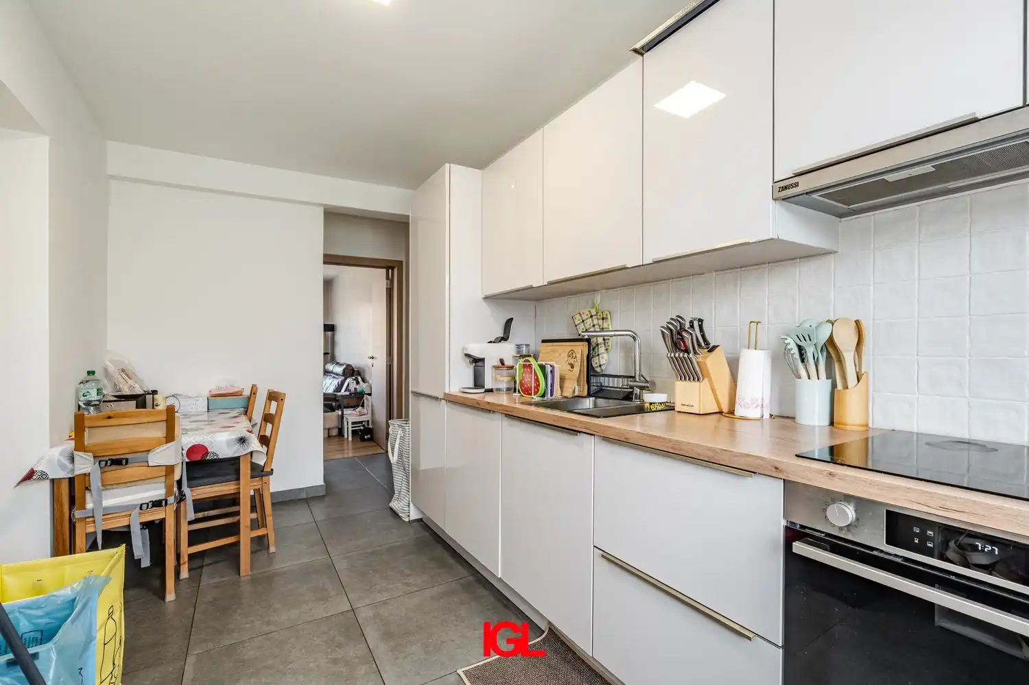 3-gevel woning met zuidgerichte tuin en garage foto 6