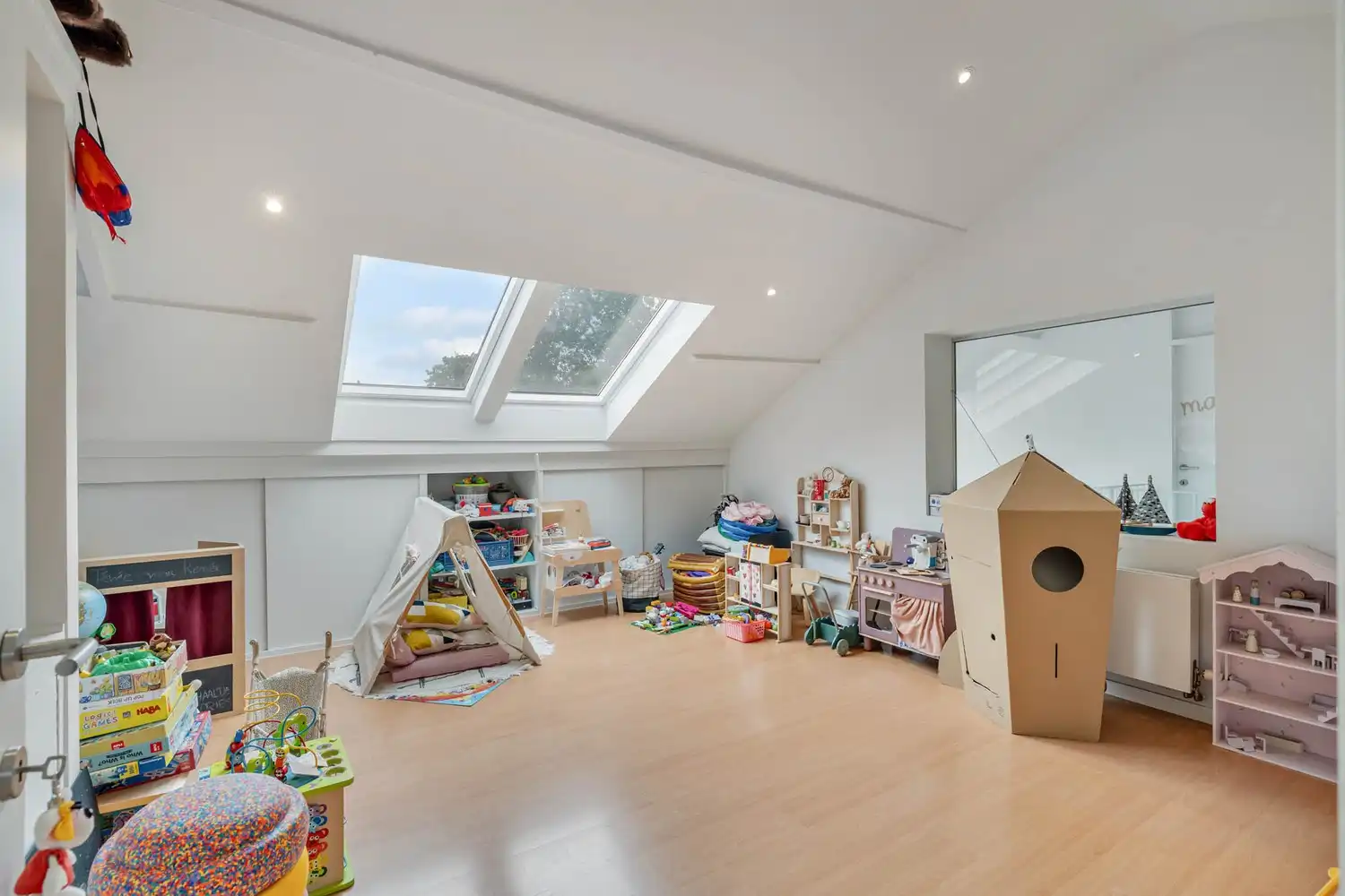 Moderne open bebouwing met zwembad, 5 slaapkamers en EPC B foto 24