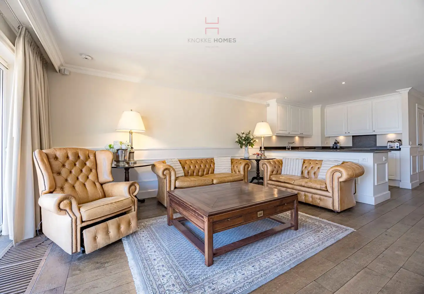 Gemeubeld appartement met frontaal zicht over het Van Bunnenplein en de zee. foto 2