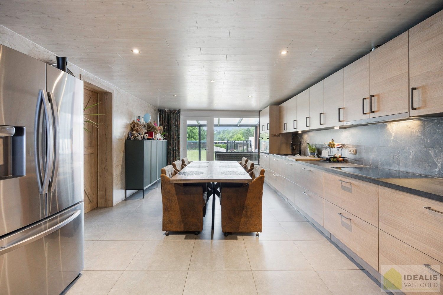 IDEALIS VASTGOED – RECENT GERENOVEERDE WONING (2021) OP EEN PERCEEL VAN MAAR LIEFST 8A92CA OP EEN ZEER GUNSTIGE LOCATIE! Deze ruime woning met een netto bewoonbare oppervlakte van +- 170m² bevindt zich langs de Paalseweg in Hulst, deelgemeente van Tessenderlo-Ham. Naast de perfecte ligging is het een prachtig afgewerkte woning met een royale leefruimte, zeer ruime open keuken, 3 slaapkamers en badkamer. Een uniek aanbod voor wie op zoek is naar een volledig gerenoveerde instapklare woning. foto 10