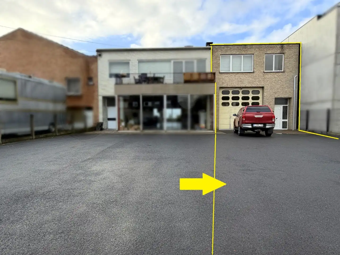 Opslagruimte (175 m²) met bovenliggende woning te koop in Kuurne foto {{pictureIndex}}