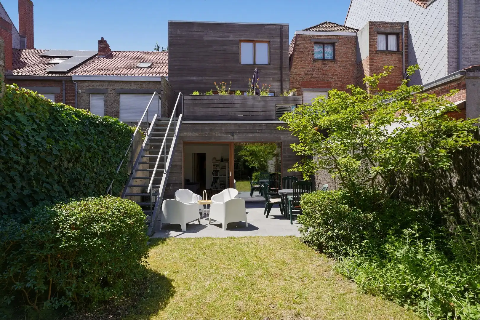  Exclusief wonen in Nieuwpoort: instapklare woning met garage, terras en tuin. foto {{pictureIndex}}