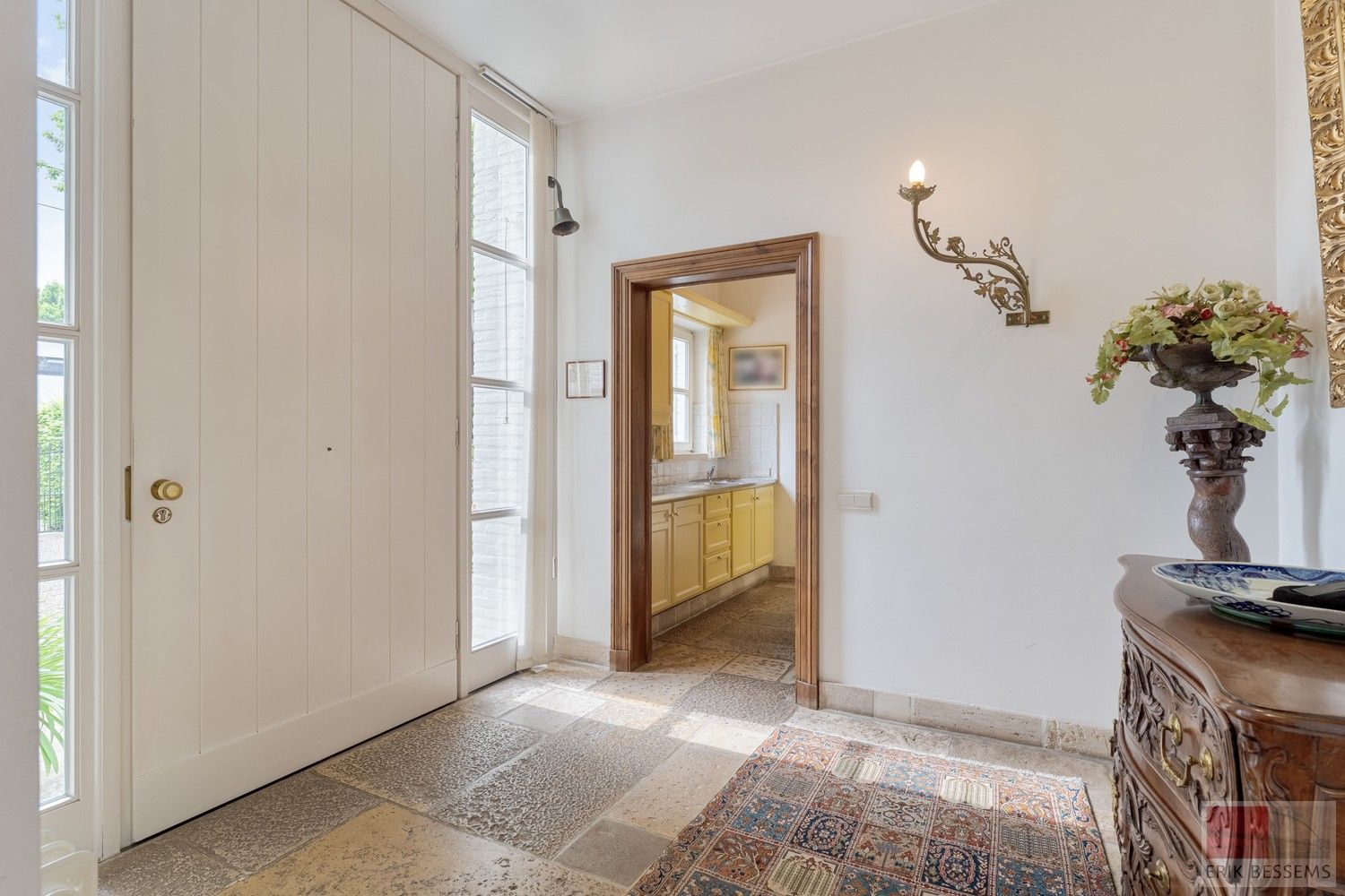Prachtige vrijstaande villa met Franse allure, gelegen op een royaal perceel van 1.211 m², biedt een riante woonoppervlakte van 309 m² foto 2