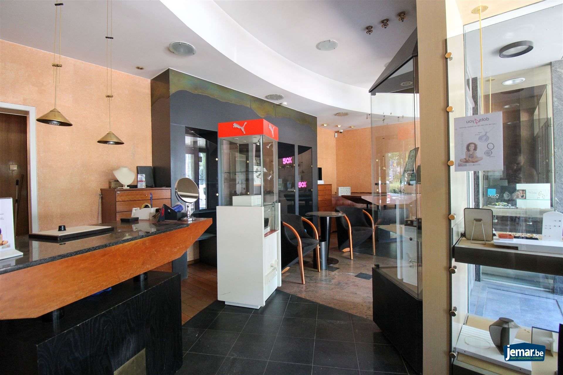 Karaktervol handelspand met woonst op toplocatie – ideaal om wonen en werken te combineren in het hart van Maasmechelen! foto 2