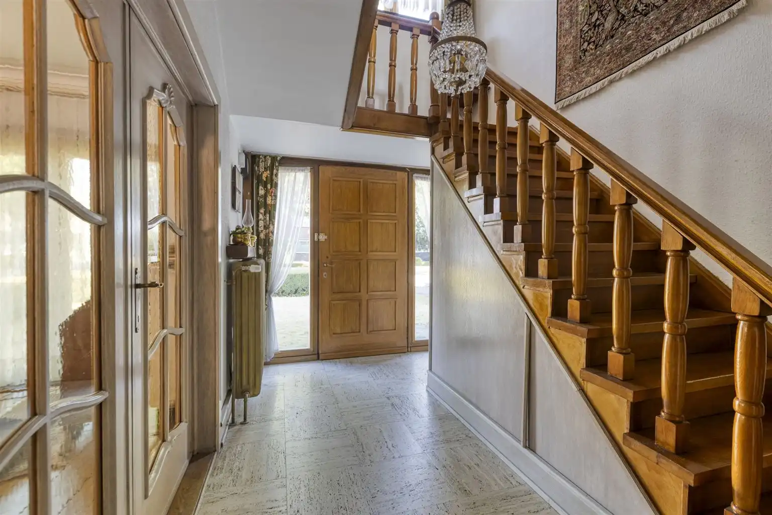 Karaktervolle, vrijstaande woning met 4 slaapkamers, veranda, dubbele garage, volledig onderkelderd op een perceel van 17a48ca, centraal gelegen bij het centrum. foto 4