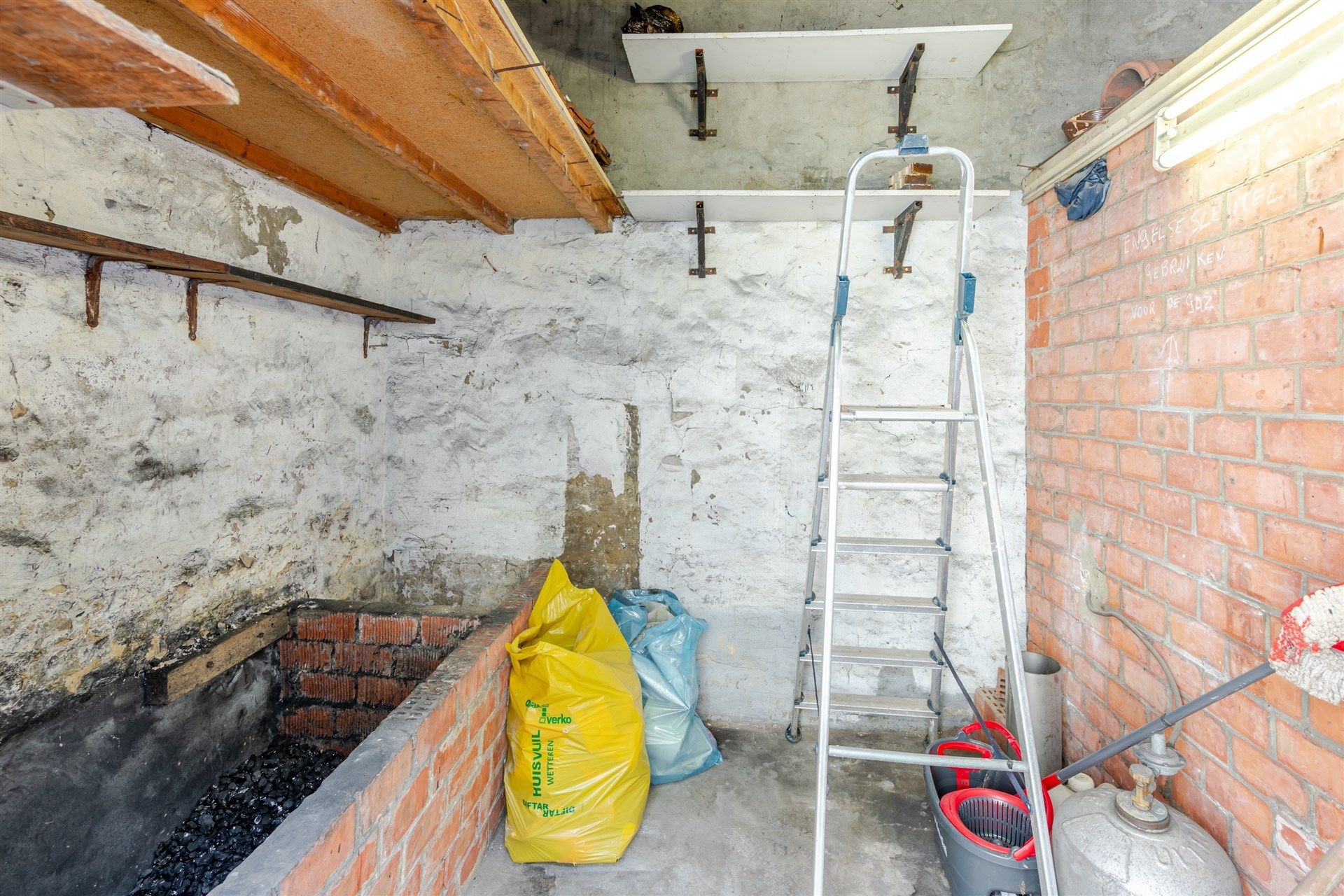 Te renoveren woning met potentieel foto 12