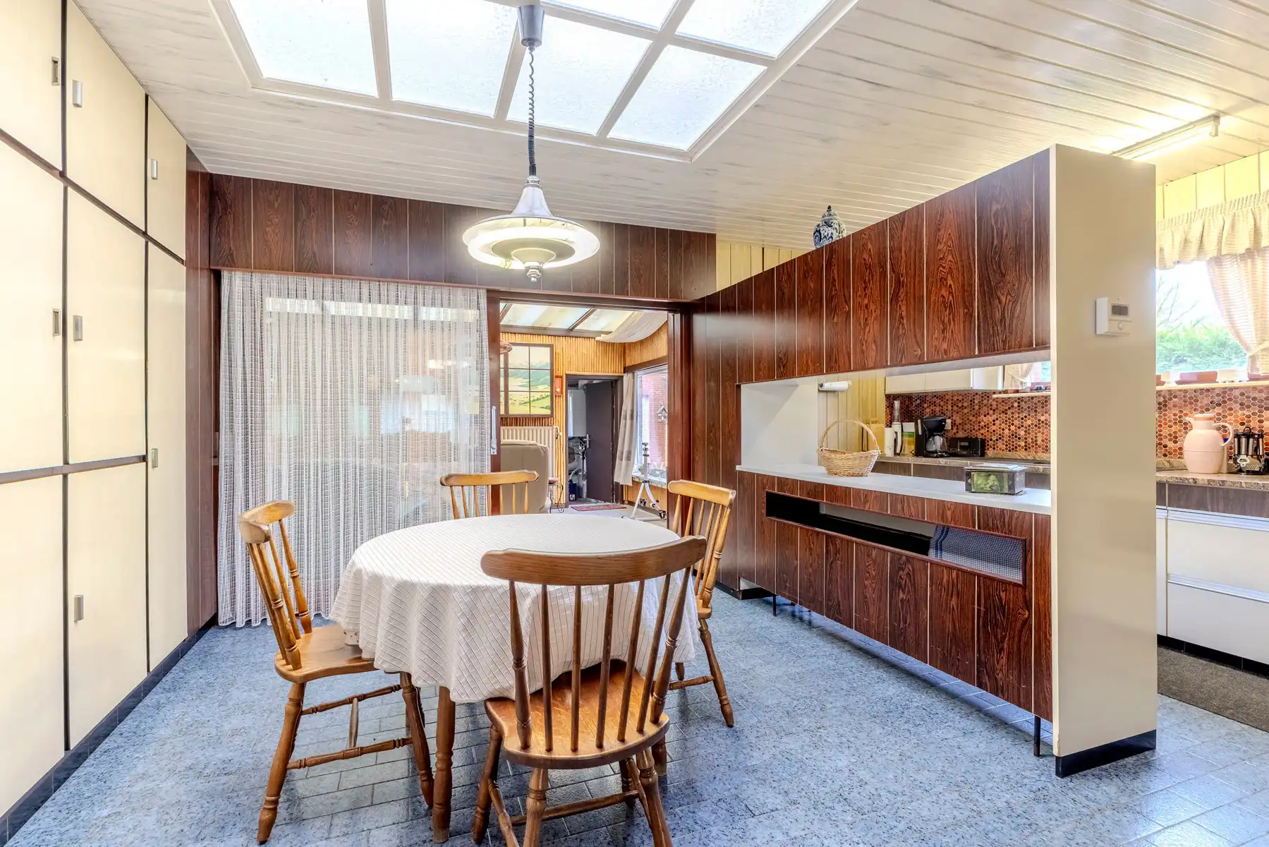 Te renoveren halfopen woning met 3 slp, garage en tuin. foto 3