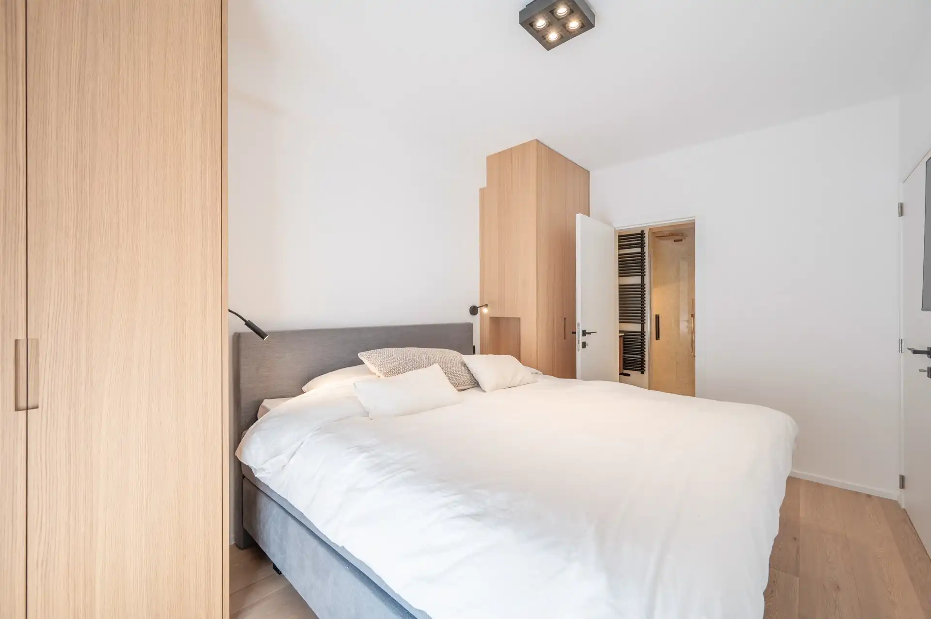 Prachtig twee slaapkamer appartement met zijdelings zeezicht, vlak bij de Kustlaan foto 14