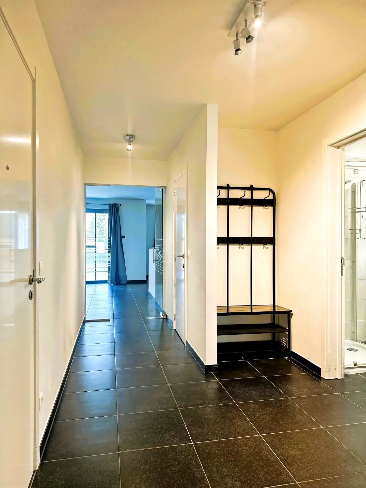 Zeer ruim instapklaar appartement met open uitzicht – 2 slpk – groot terras – garagebox + berging foto 9