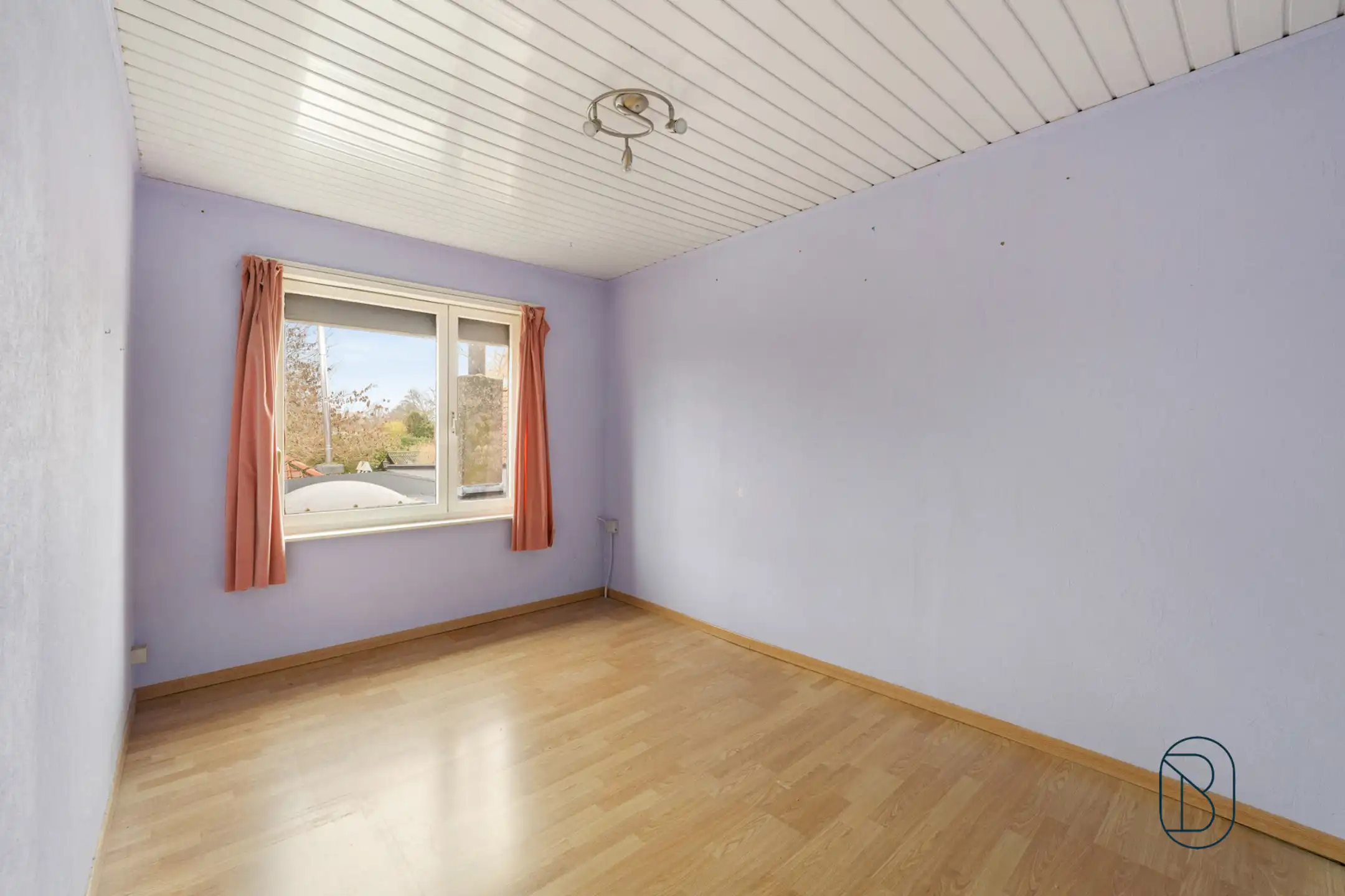 Woning met garage, oprit en tuin - veel potentieel foto 15