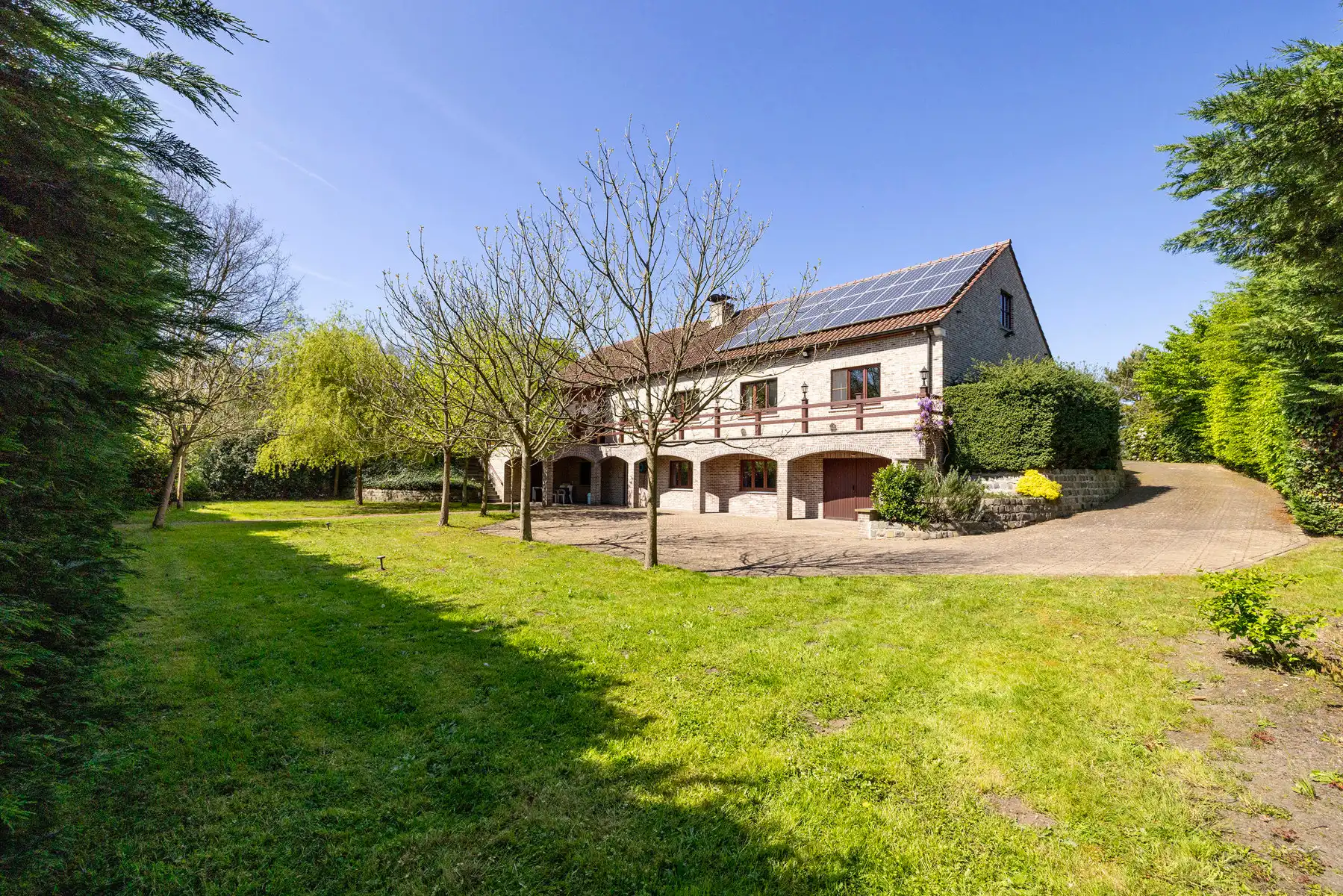 Ruim landhuis op ca. 3010 m² grond met ca. 736 m² bew.opp. foto 3