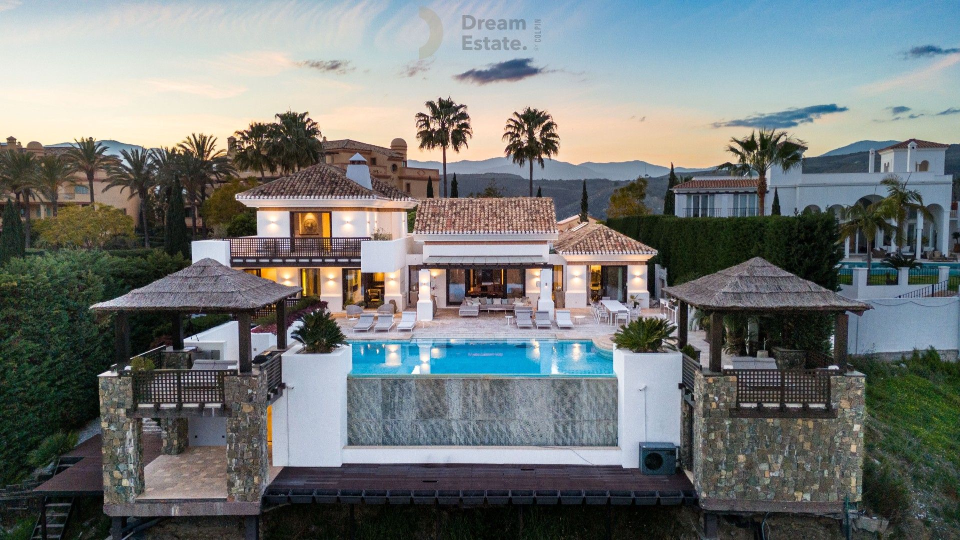 Deze vorstelijke luxe villa ligt majestueus in Los Flamingos, Benahavis. foto {{pictureIndex}}