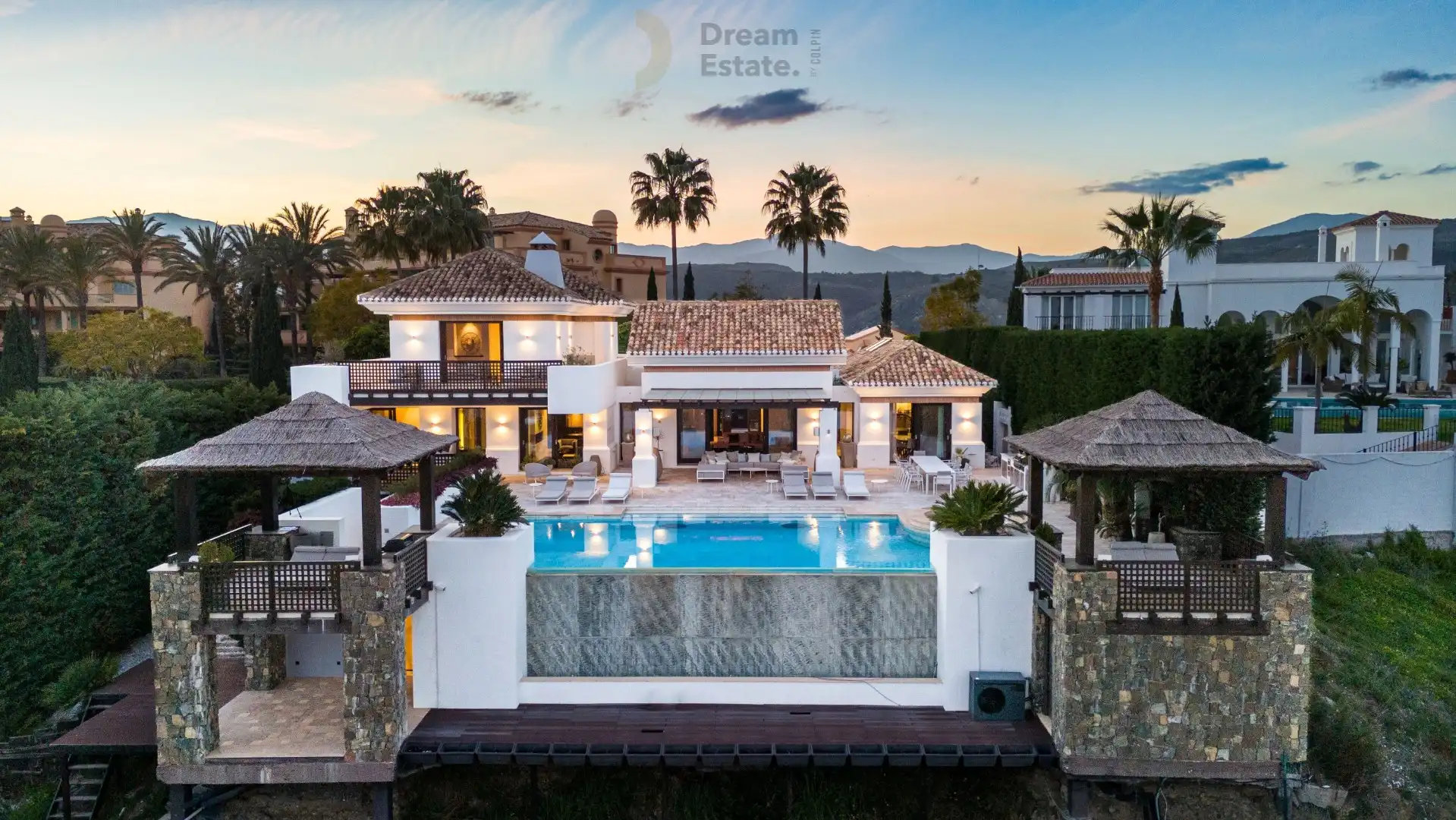 Deze vorstelijke luxe villa ligt majestueus in Los Flamingos, Benahavis. foto {{pictureIndex}}