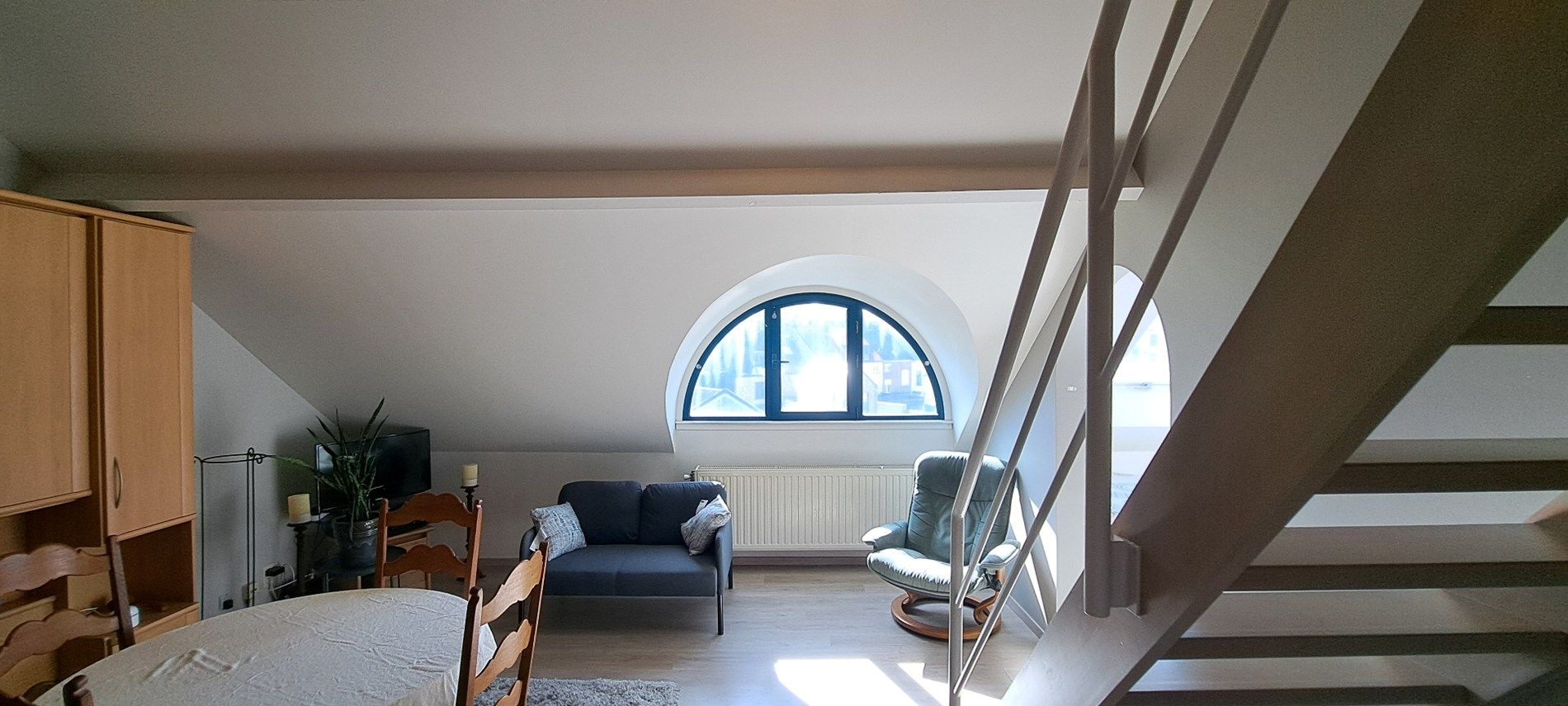 Ruim gerenoveerd duplex-dakappartement met 1 slaapkamer en mezzanine foto 3