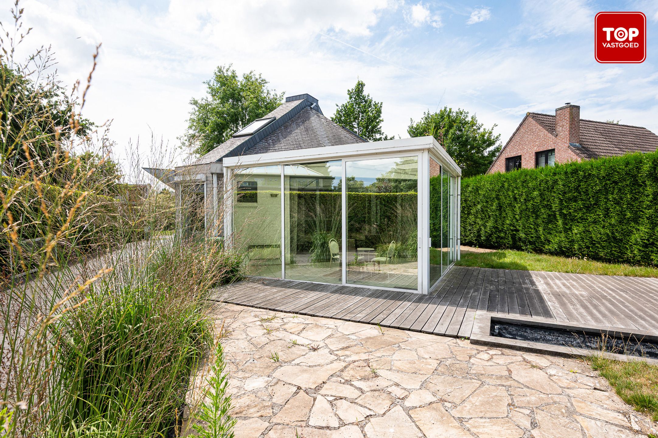 Open bebouwing een perceel van 690m² met mooie tuin en garage.  foto 15