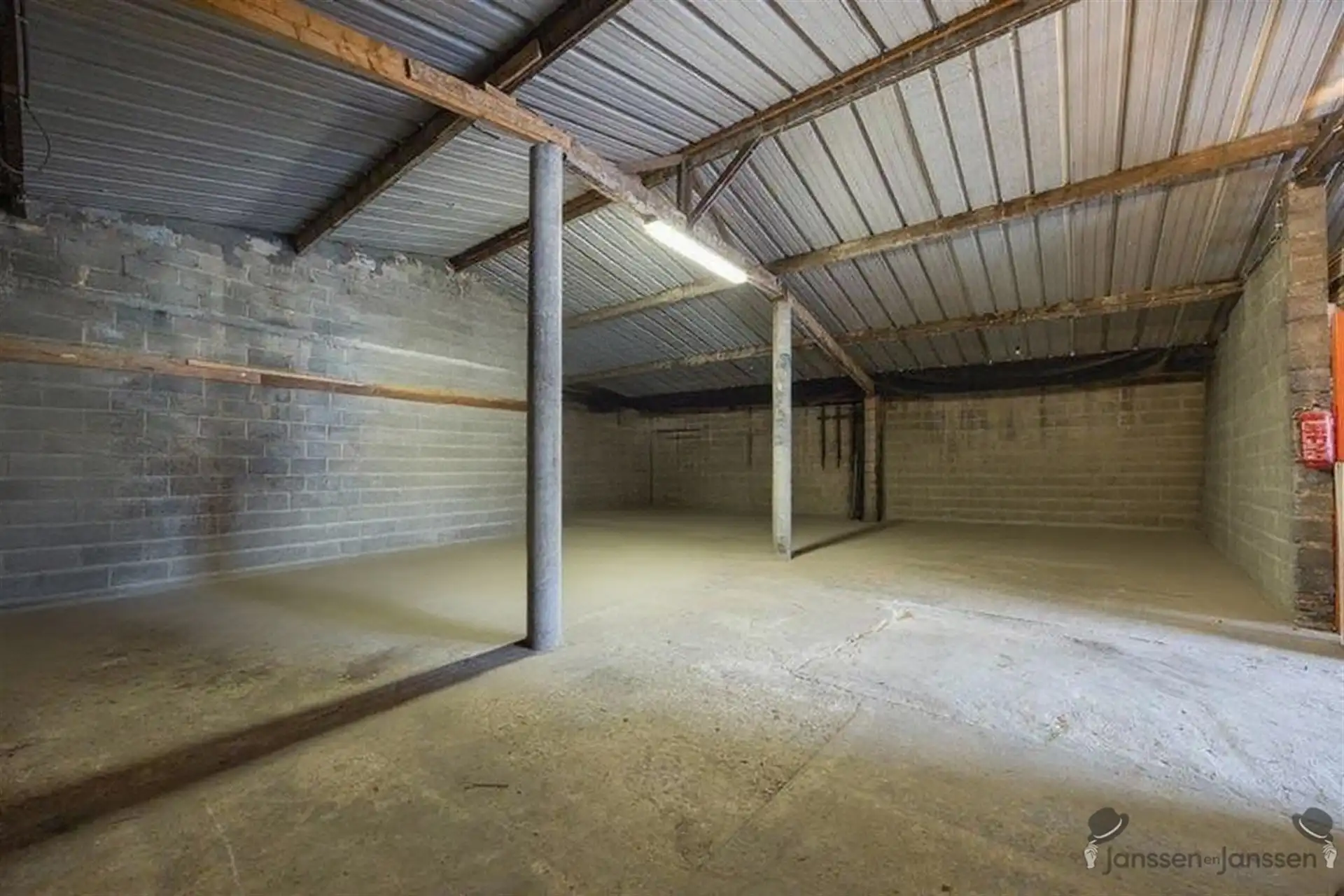 gerenoveerde woning met ruim magazijn  foto 19