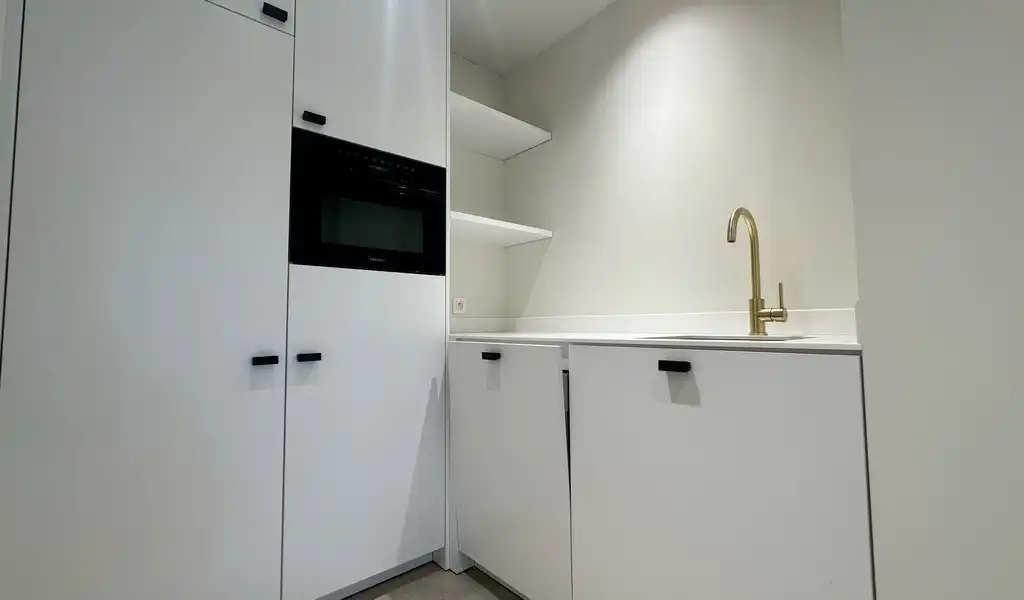 Stijlvol handelspand te huur langs Kortrijksesteenweg in Sint-Martens-Latem foto 10