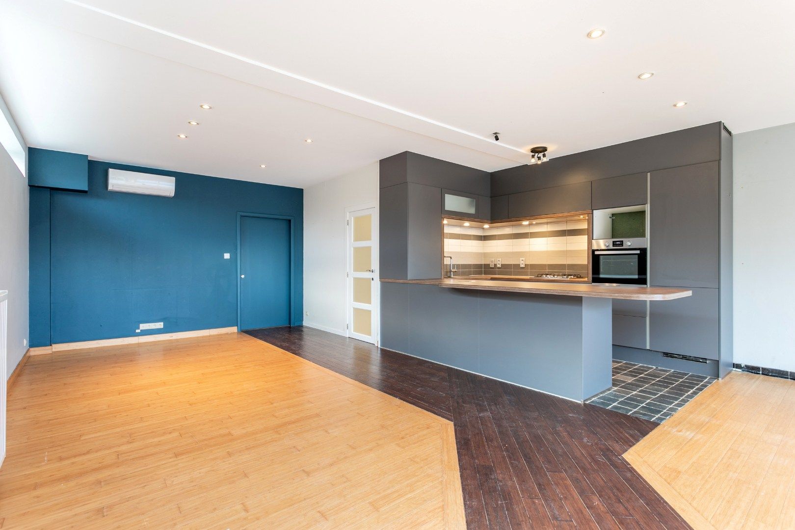 Ruim gelijkvloersapp te koop centrum Halle met 1 à 2 slpk, garage en tuin foto 5