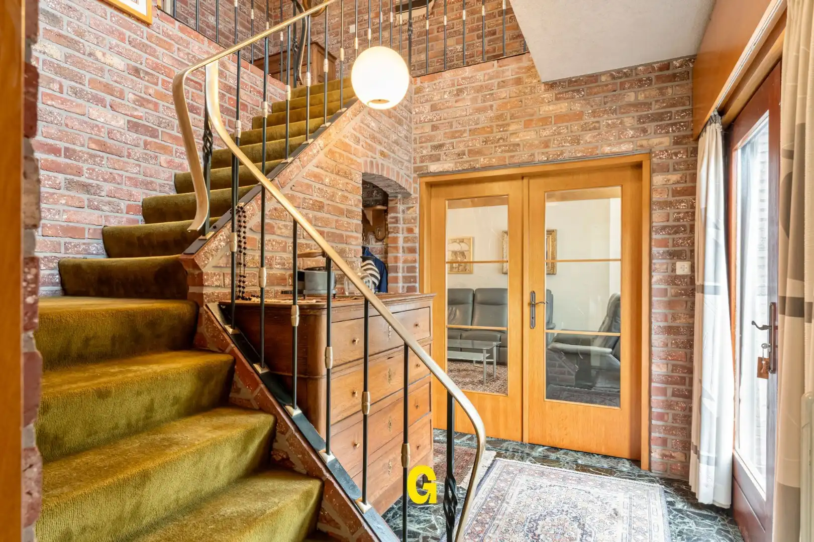 VERKOCHT - Degelijk gebouwde halfopen woning met tuin en 315 m² vergunde opslagplaatsen en garage, vlak bij het centrum van Hoeselt foto 4