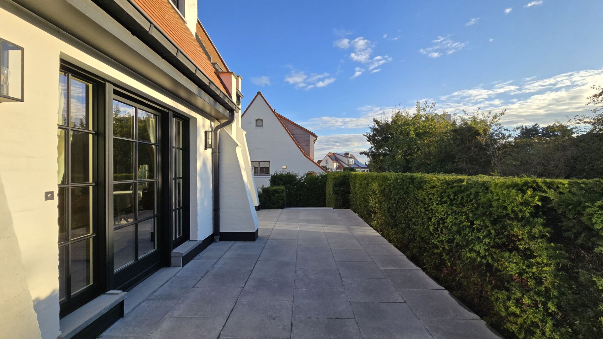 Charmante woning met 5 volwaardige slaapkamers, zonne terras en tuin met garagebox op enkele minuten van de zeedijk. foto 3