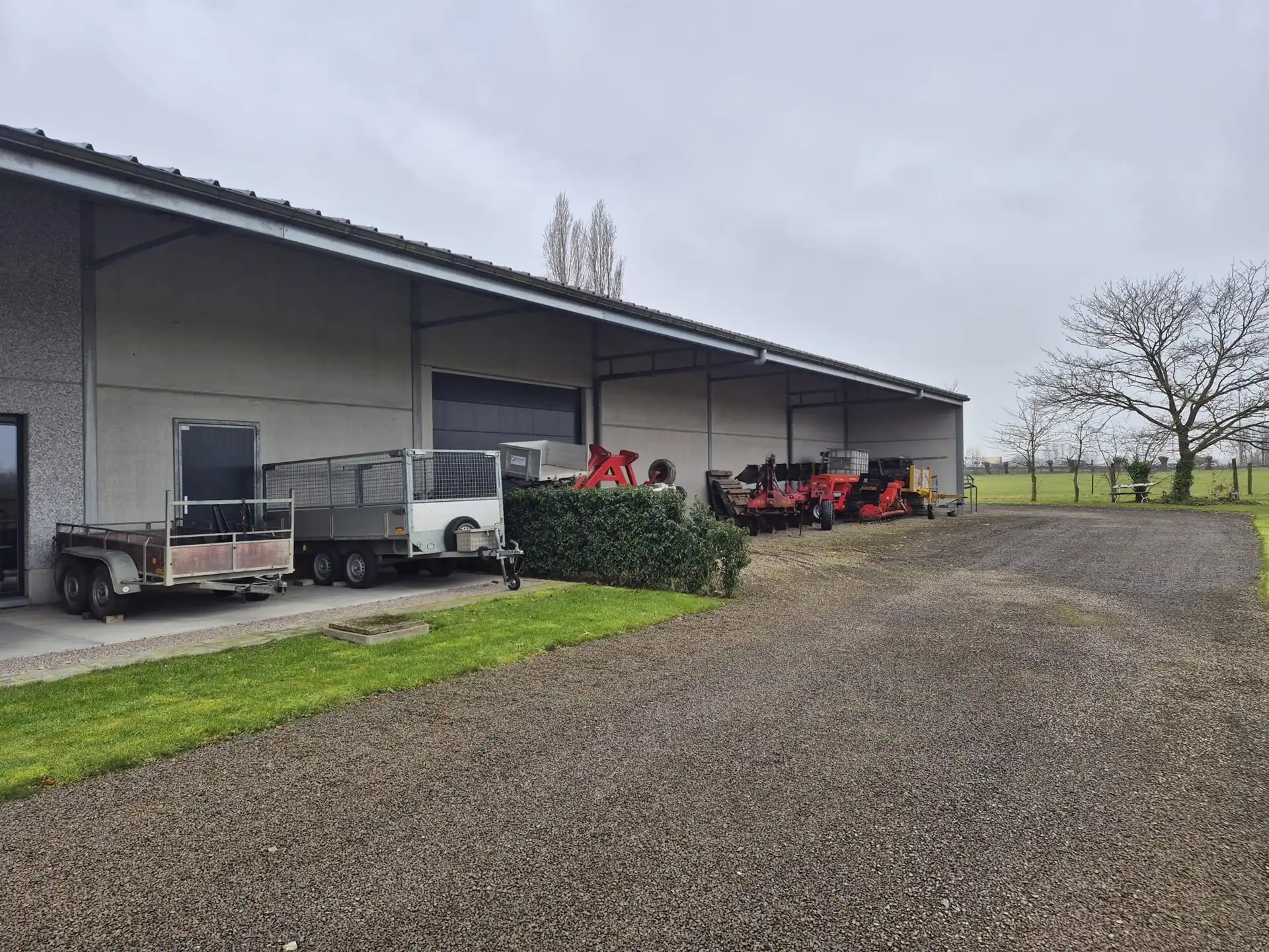 Loods van ± 1.000 m² met ruime buitenopslag. foto 11