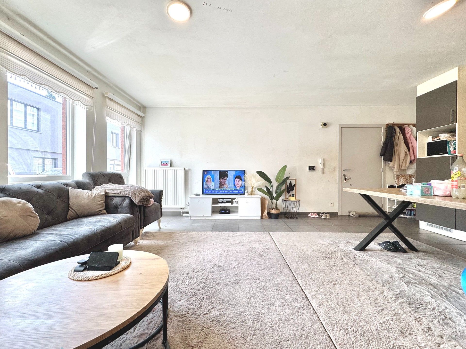 GELIJKVLOERS APPARTEMENT MET 2 SLPKS EN TUIN foto 3