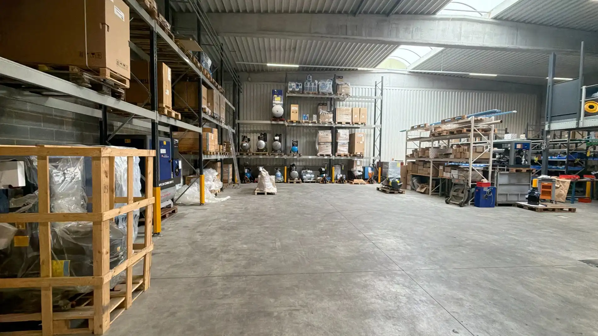 Magazijn met kantoorruimte te huur vlakbij A12 in Schelle foto 6