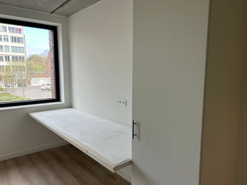 Moderne lichtrijke studentenkamer in een nieuwbouwproject op een top locatie in centrum Kortrijk met zicht op plein. foto 7