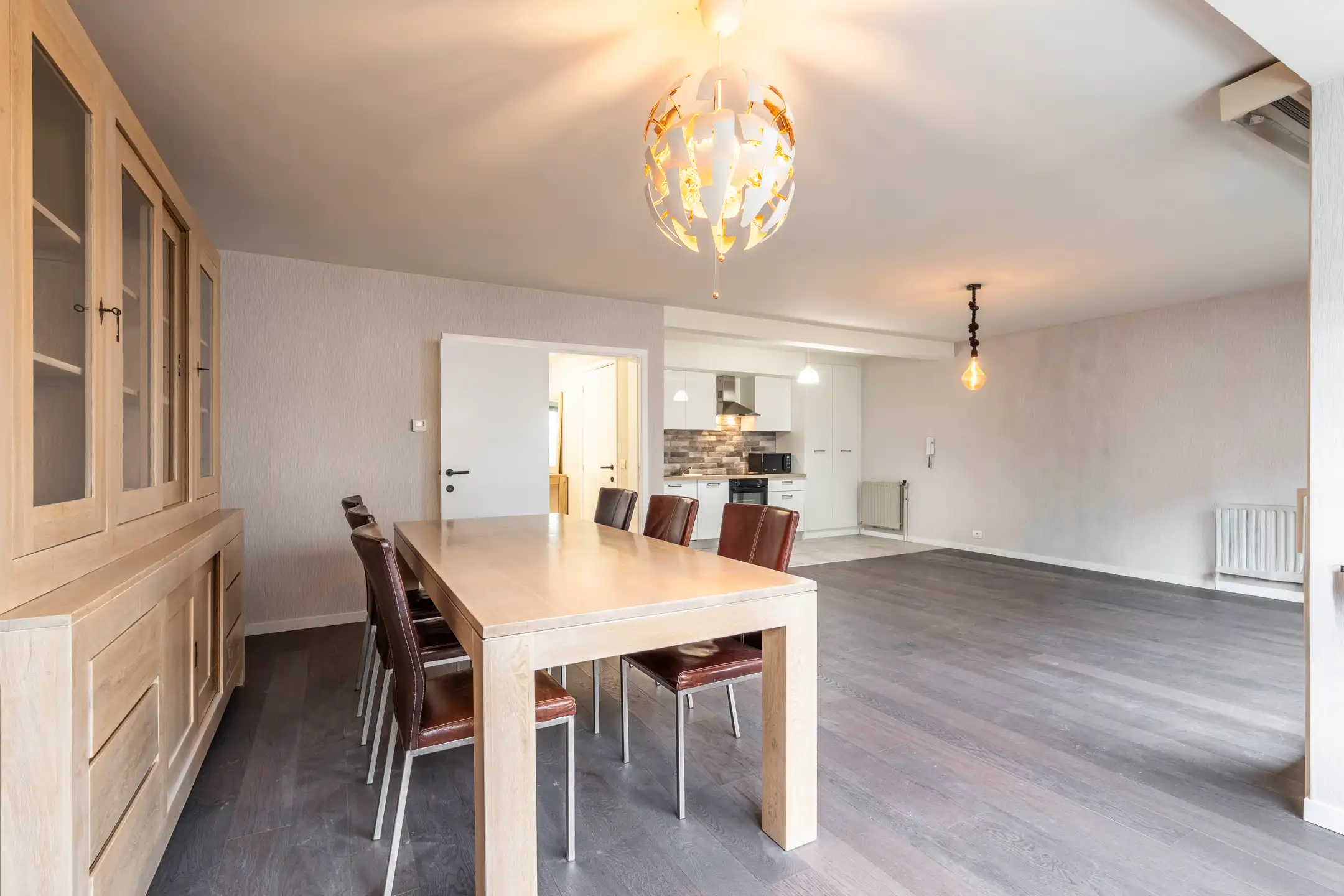 Recent gerenoveerd app. (103m²) met terras en garage foto 5