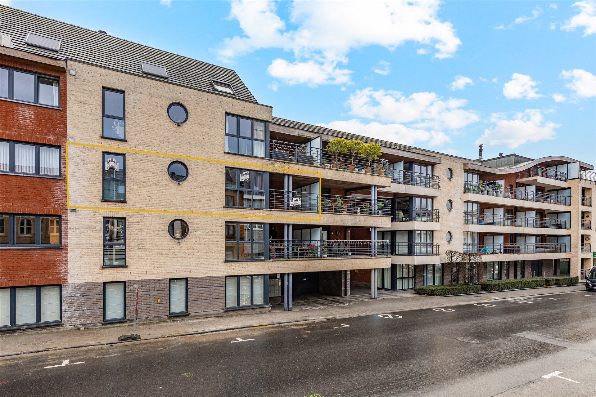 Ruim appartement met twee slaapkamers in het centrum van Aalst foto {{pictureIndex}}