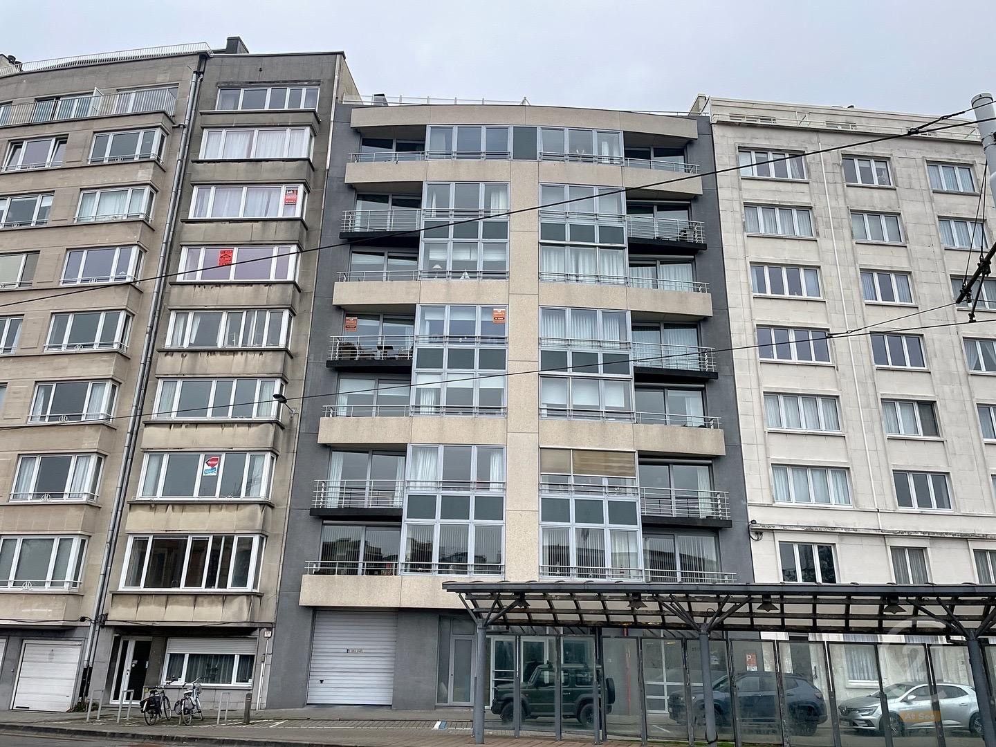 Instapklaar appartement met 2 slaapkamers en terras nabij de Mercator in Oostende foto 1