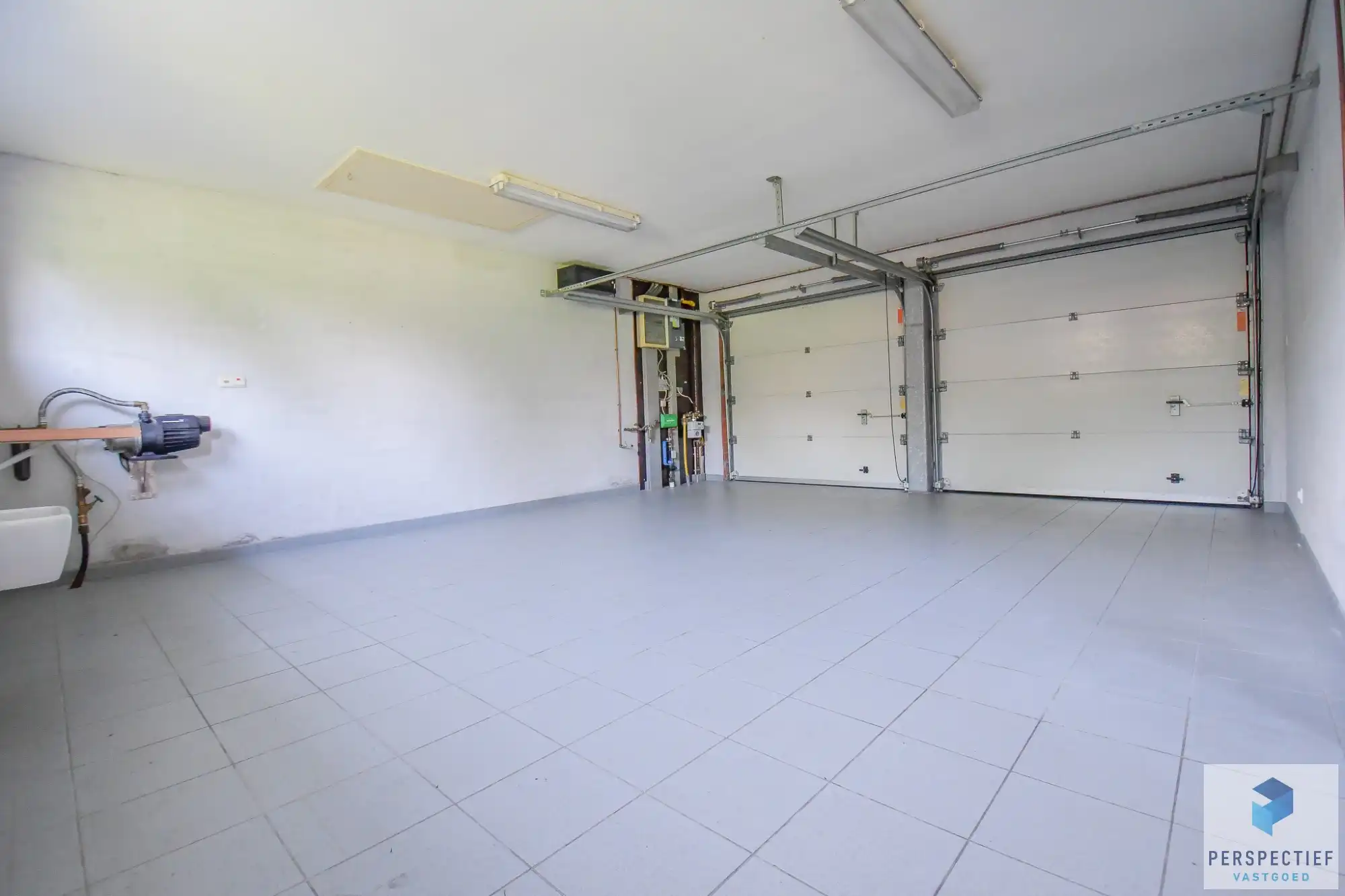 Instapklare GROTE (227m²) halfopen bebouwing (BJ 2001) met 4 slpks, dubbele garage & tuin foto 3