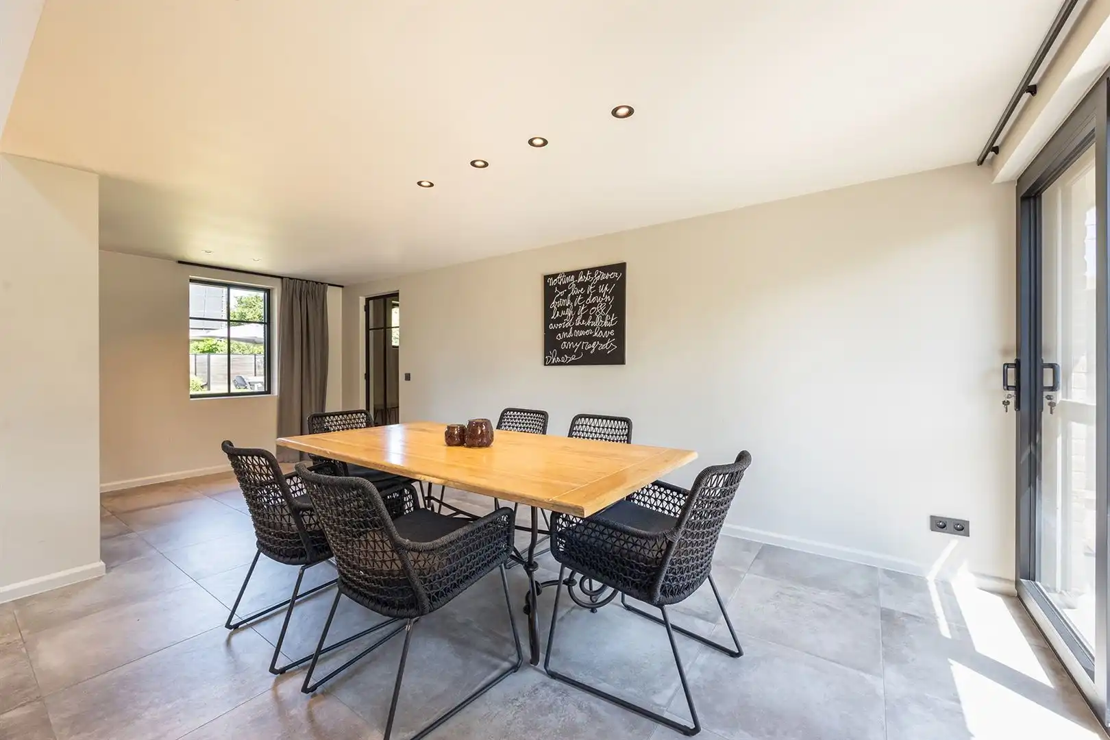Stijlvol gerenoveerd wonen met prachtige zwemvijver foto 6