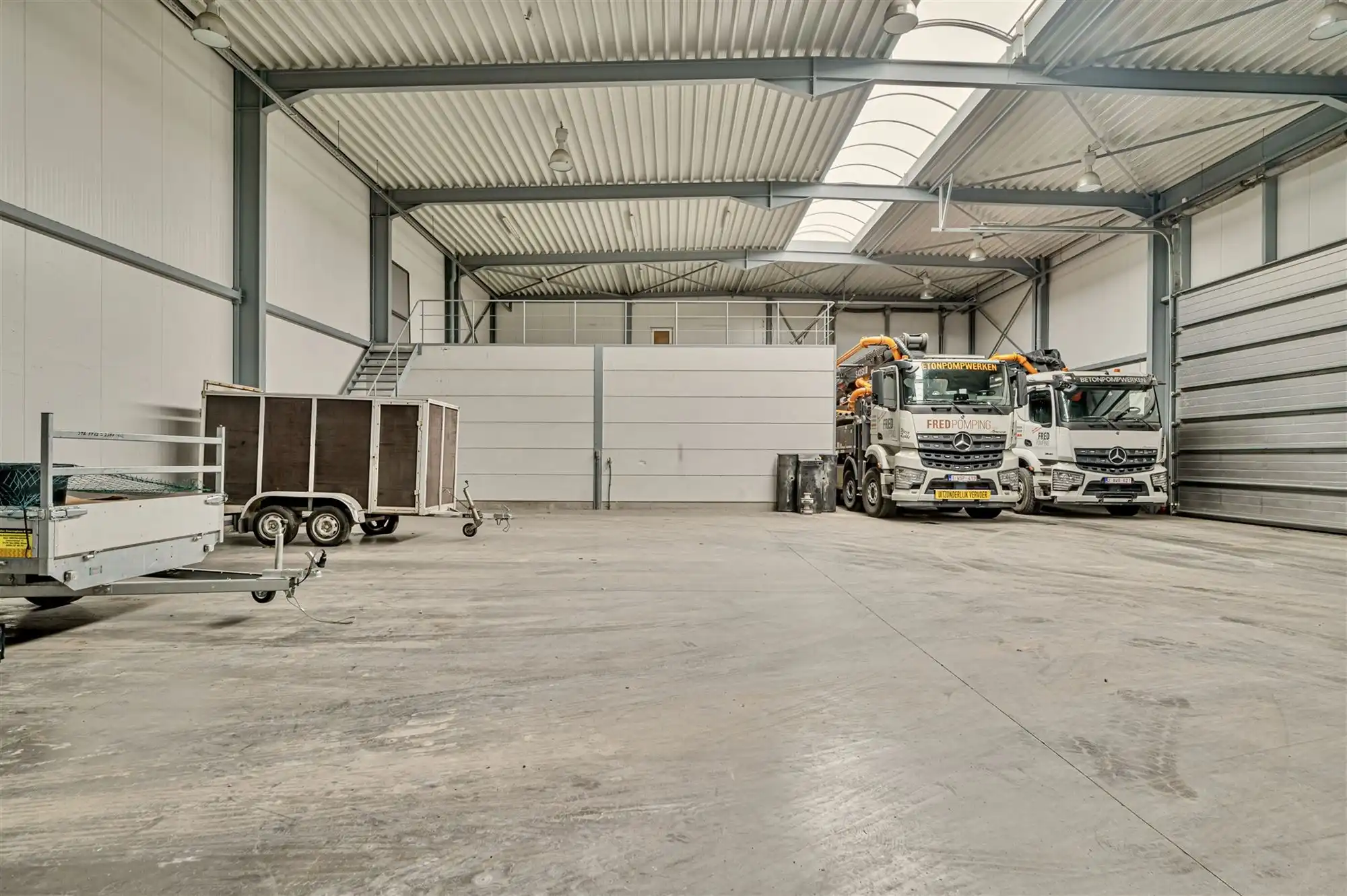 Zeer goed gelegen magazijn van ca 450 m2 foto 9