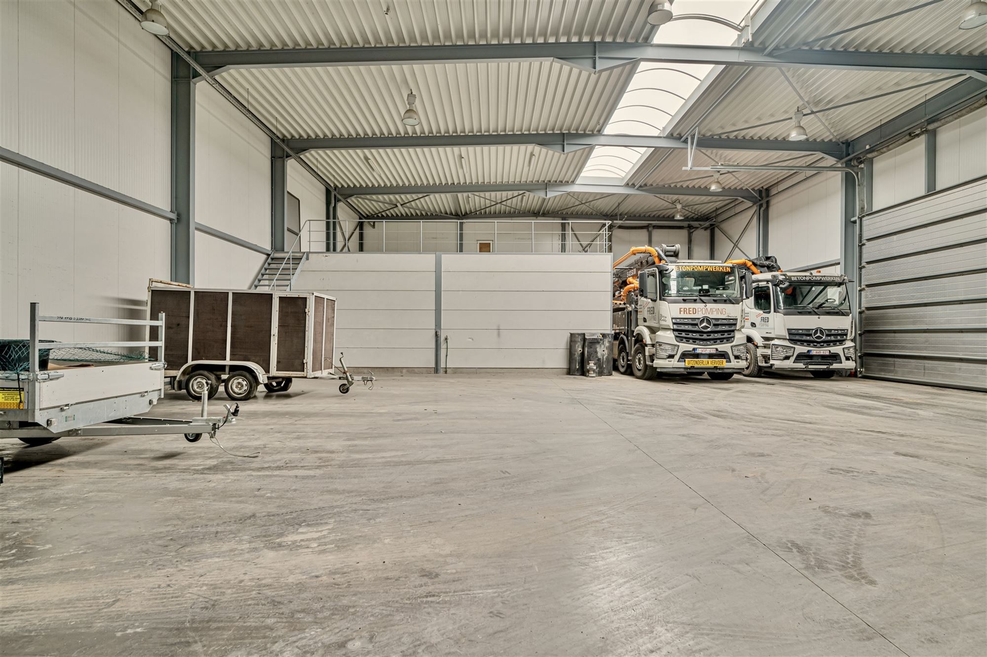 Zeer goed gelegen magazijn van ca 450 m2 foto 9