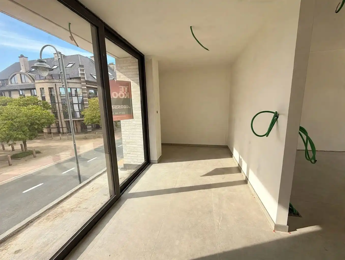 Zeer ruim 1 (+1)-slaapkamerappartement op de eerste verdieping met zuidgericht terras van ca. 43 m², balkon en ondergrondse parkeerplaats, in hartje Maaseik. foto 3