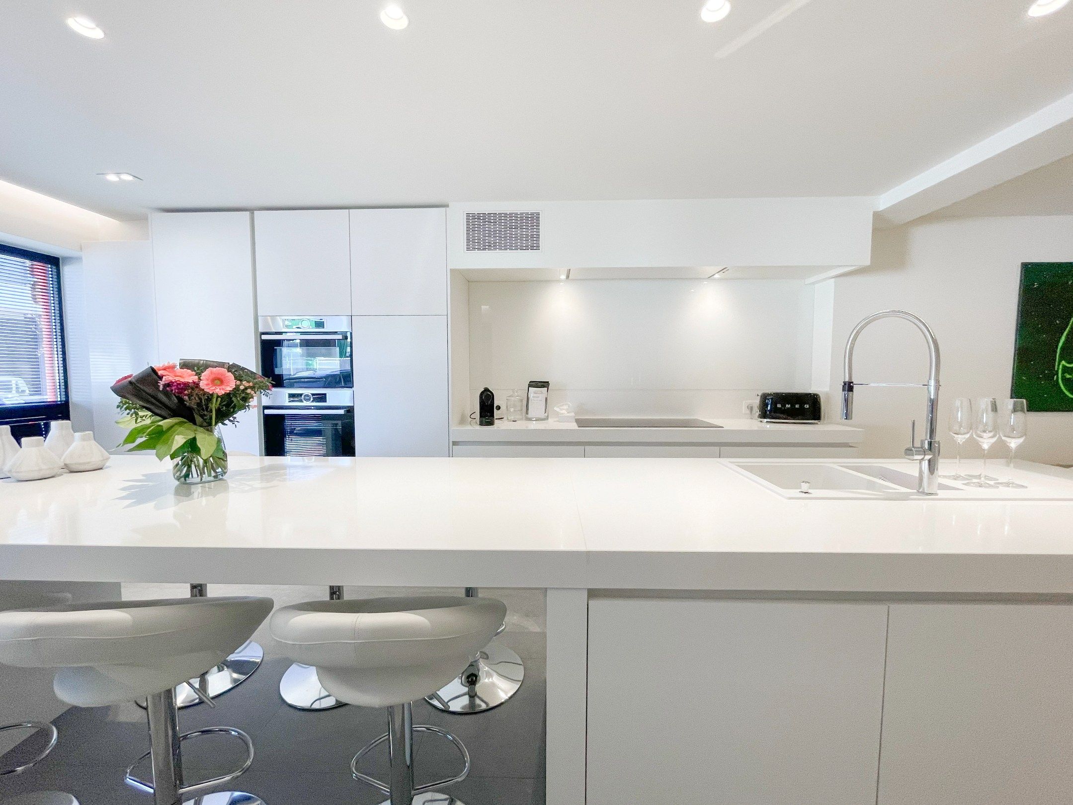 Stijlvol, instapklaar appartement met een ruim terras gelegen aan het Lichttorenplein op enkele passen van de zee. foto 3