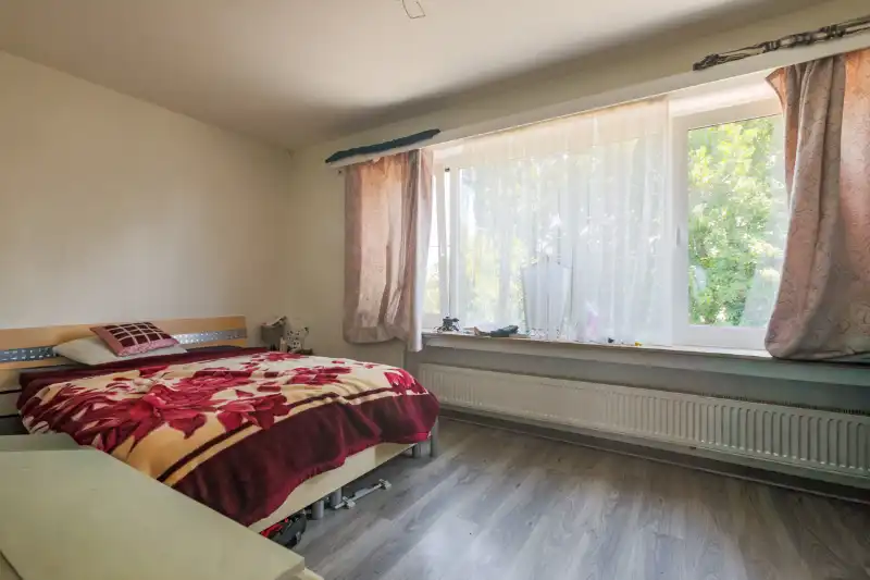 Centraal gelegen appartement van 94m² met 3 slaapkamers, kelder en garage (Energielabel B). (foto's via A. I. bewerkt) foto 5