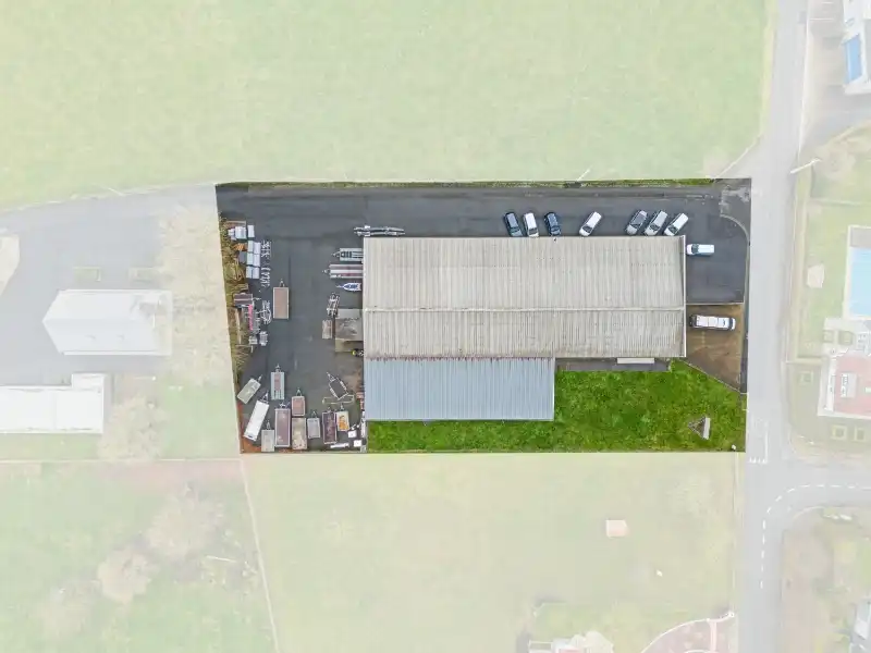 Oostnieuwkerke. Bedrijfsgebouw van 965m2 met overkapping, recente kantoren, parking en koer... Gelegen in een ambachtelijke zone op een perceel van +/- 3465m2. foto 4