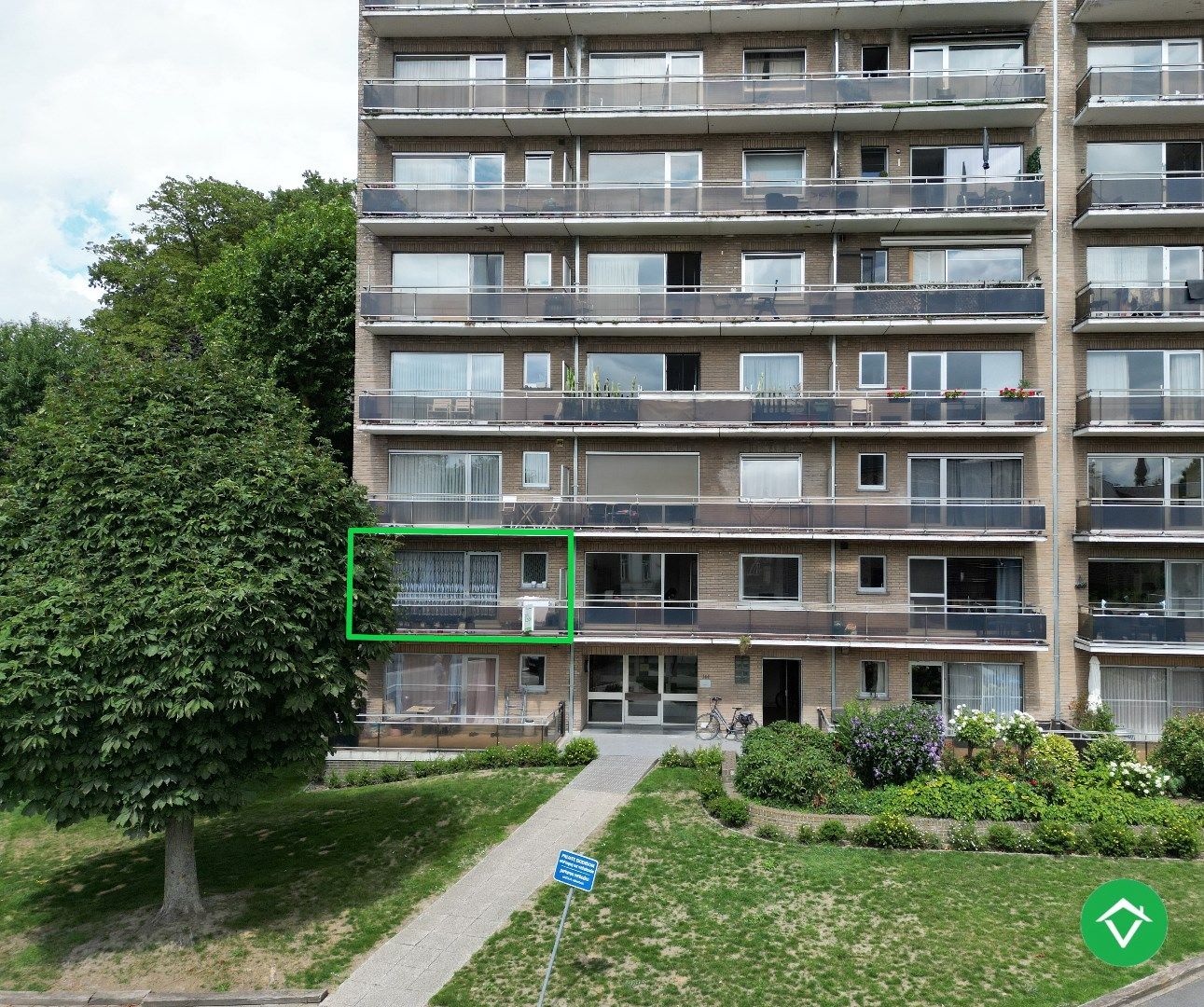 Drie-slaapkamerappartement met terras in rustige residentie centrum Roeselare foto {{pictureIndex}}