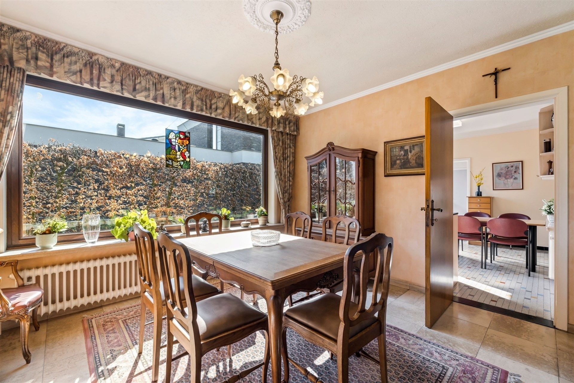 Uitstekend gelegen gezinswoning (type bungalow) met 4 slaapkamers, garage en een aangename tuin (1.067m²) foto 8
