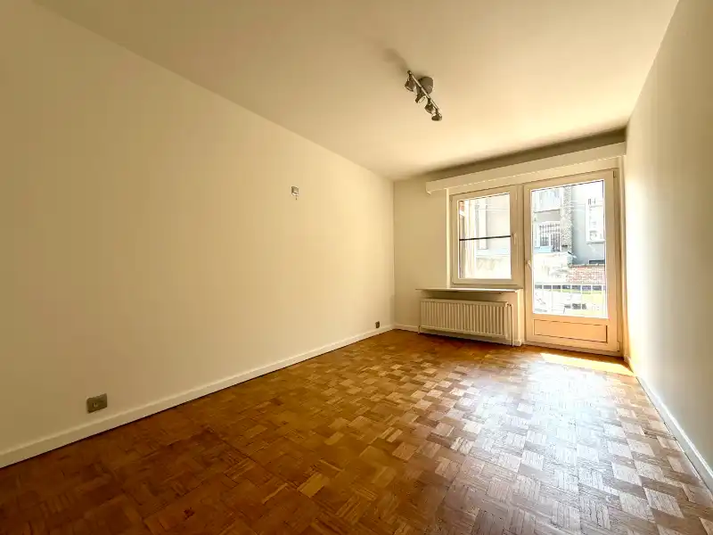 NIEUW GESCHILDERD APPARTEMENT MET DRIE SLAAPKAMERS EN GARAGE foto 9