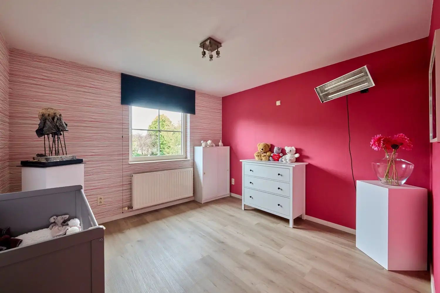 Prachtige instapklare villa met heerlijke leefruimtes voorzien van alle comfort, 4 slaapkamers, 3 badkamers, een perfect aangelegde tuin in alle privacy foto 11