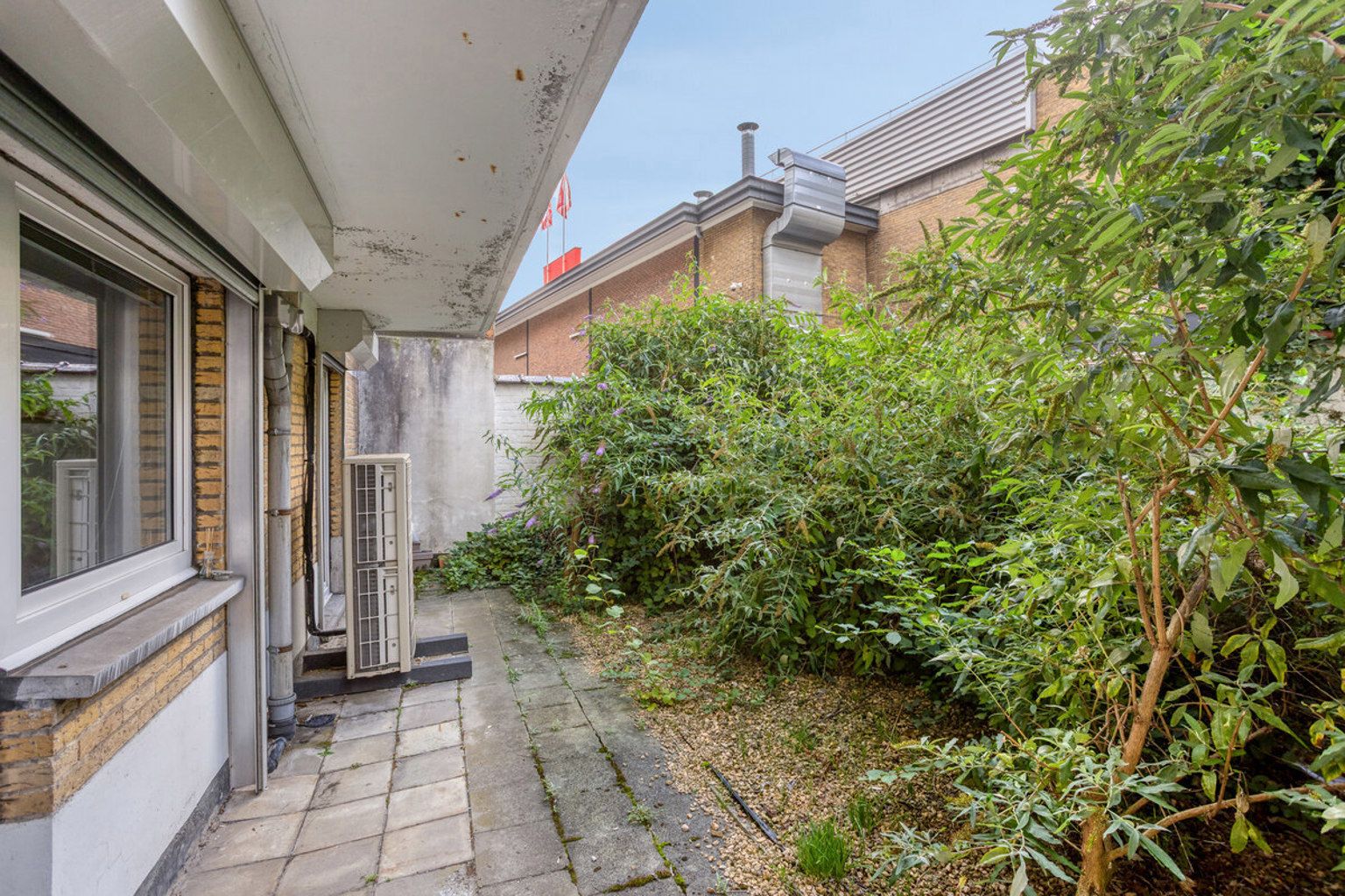 Goed gelegen commercieel pand met kelders foto 11