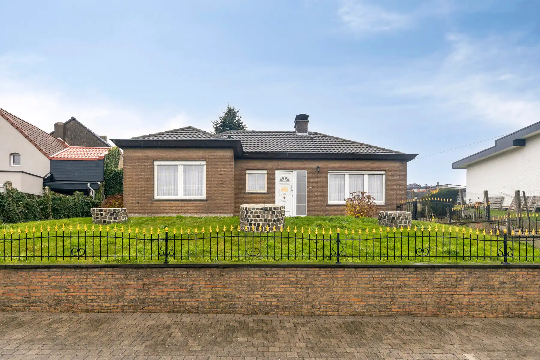 Hoofdfoto van de publicatie: Op te frissen bungalow gelegen in het landelijke Meldert