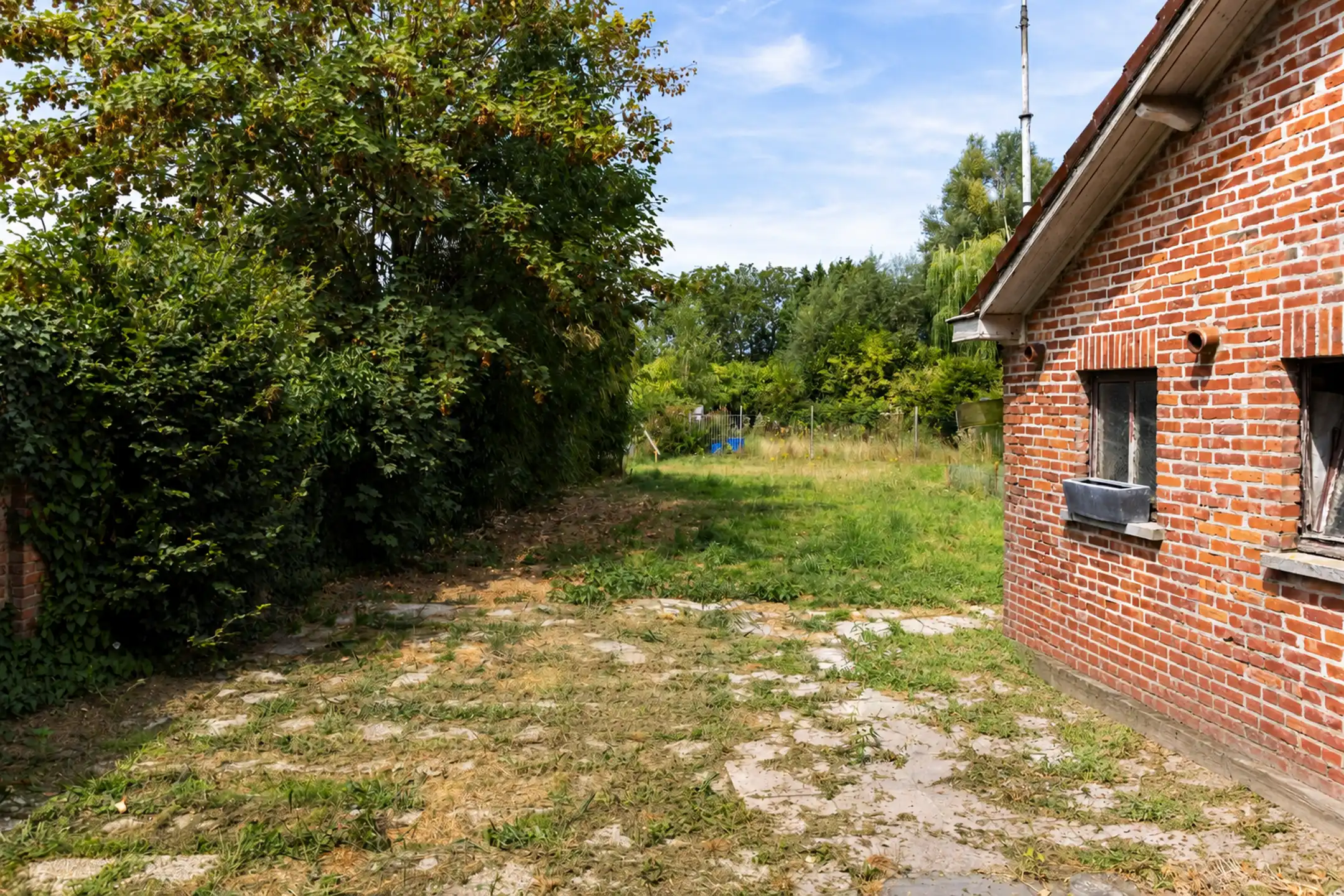 Te renoveren gesloten bebouwing met garage, ruime tuin en groenzicht in Oppuurs foto 8