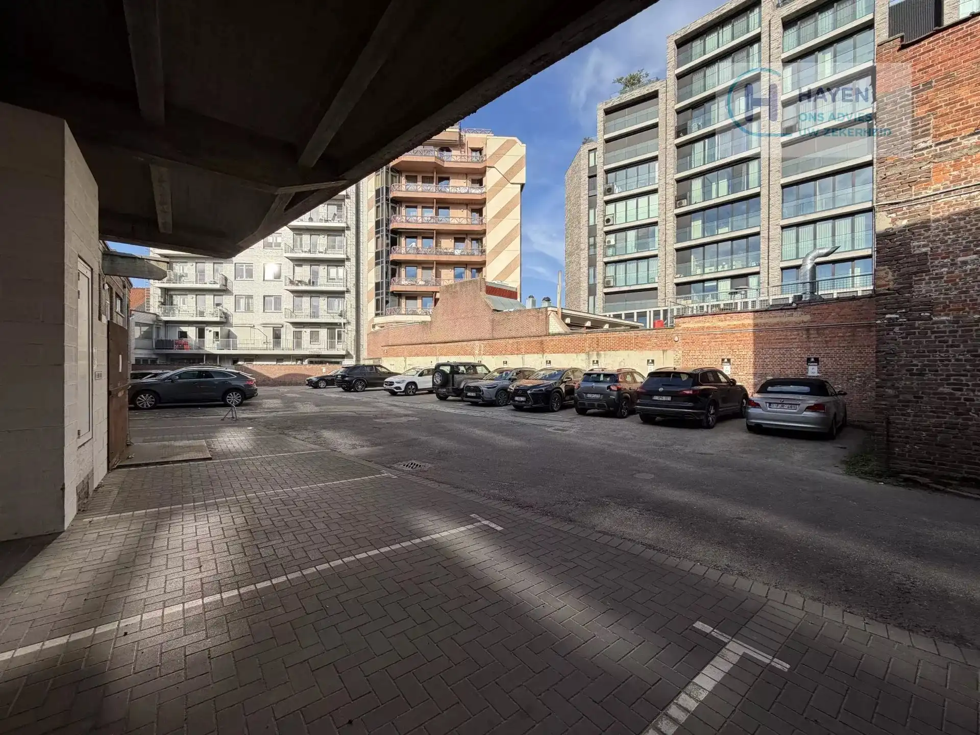 Parkeerplaats in overdekte afgesloten parking foto 6