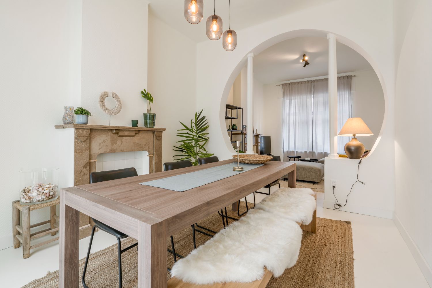 Gerenoveerd ongemeubeld herenhuis met drie slaapkamers en twee badkamers en een buitenruimte. Op wandelafstand van het centrum maar toch in een rustige buurt. In de nabijheid van scholen. foto {{pictureIndex}}